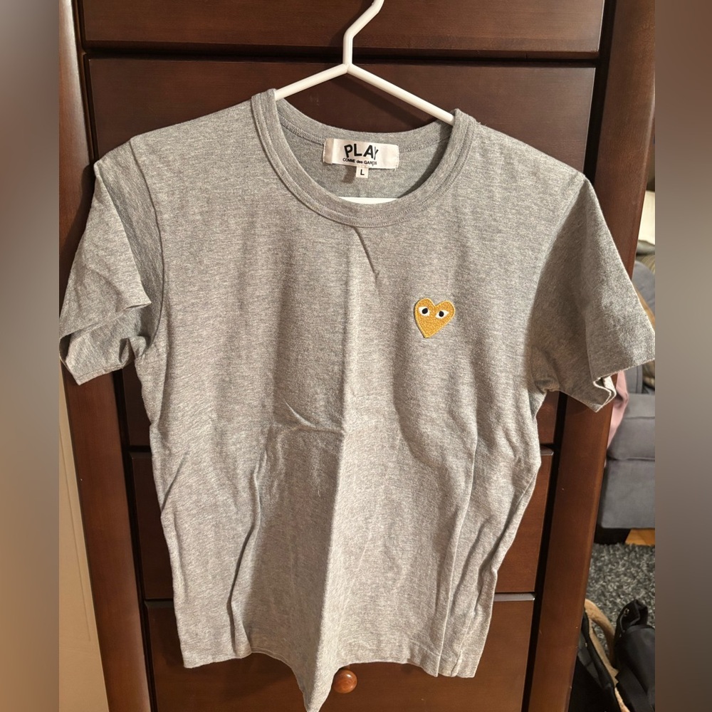 Comme Des Garçons PLAY t-shirt (Grey with Gold heart)